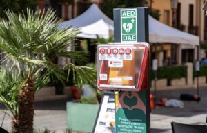 Ha un malore e sviene in piazza Yenne: 60enne salvata col defibrillatore