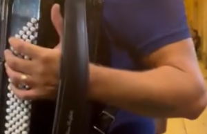 Fisarmonicista aggredito nel quartiere Marina: “Hai rotto, sei sempre qui”: