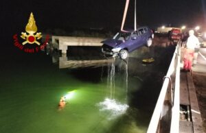 Perde il controllo dell’auto e finisce nello stagno di Santa Giusta, salvo conducente