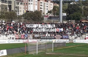 Sparatoria a Sassari, spunta striscione allo stadio: “Fuori la m***a dal centro storico”