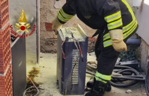 Fiamme a Oristano: s’incendiano le batterie del fotovoltaico