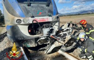 Auto travolta da un treno a Musei: conducente vivo per miracolo