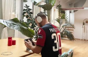 Alessandro Cattelan con la maglia di Pavoletti: il botta e risposta diverte i fan