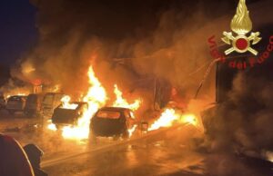 Divampa incendio in una concessionaria di Olbia: tante auto in fumo