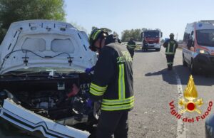 Grave scontro frontale tra due veicoli: tre i feriti, uno è molto grave