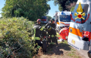 Perde il controllo della moto e finisce in cunetta: centauro ricoverato in ospedale
