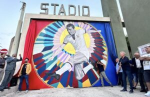 Il murale su Gigi Riva è una meraviglia: inaugurato con gli eroi dello scudetto