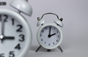 Torna l’ora solare: lancette indietro, si dorme di più Orologi ora solare