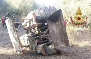 Trattore si ribalta in una scarpata: conducente ferito, salve le nipoti