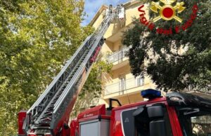 Paura a Sassari per un tetto spiovente: intervengono i Vigili del fuoco