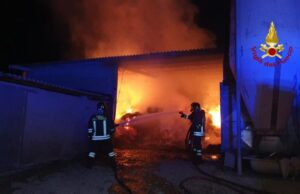Incendio nella notte in un grande capannone a Serdiana