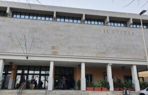 Scappa dalla Sardegna in Ucraina con la bimba, senza il consenso del padre