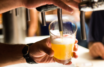 Birra, in Sardegna si spendono 90 euro all’anno per famiglia: cresce l’artigianale