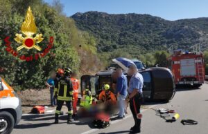 Auto si ribalta sulla carreggiata: 92enne salvato dai Vigili del fuoco