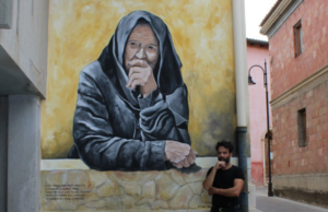“Un’anziana curiosa” a Muravera: è il nuovo murale di Stefano Pani