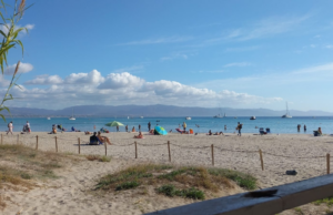 Poetto, 13enne si tuffa per un bagno notturno e rischia di annegare: è grave