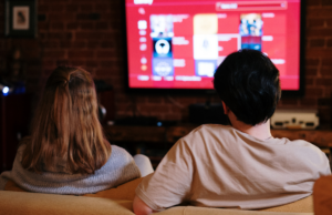 I sardi in vacanza? Guardano serie tv per ore, secondo il Travel Trend Report