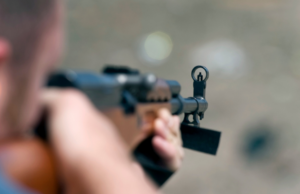 Spara con una carabina ad un 37enne gambiano: 20enne nei guai