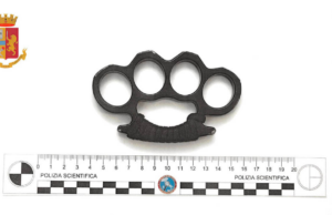 Oristano, scoppia una rissa e spunta un tirapugni: denunciati due giovani