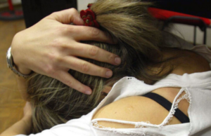 Picchiò selvaggiamente la compagna: macellaio condannato a 12 anni