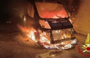 Furgone in fiamme nella notte a Sassari, intervento dei vigili