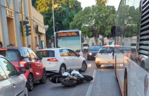 Cagliari, un incidente nel traffico: moto investe pedone