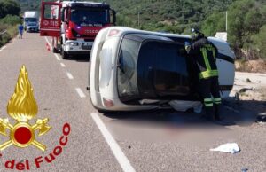 Sbanda con l’auto, colpisce un muretto e si ribalta: ferita una donna