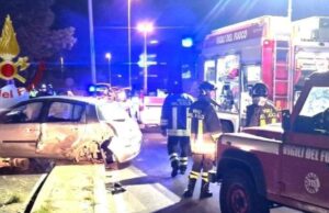 Cagliari, scontro sul lungomare al Poetto: auto contro un lampione