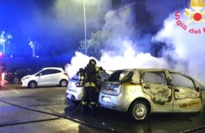 Elmas, due auto a fuoco nella notte: indagini in corso