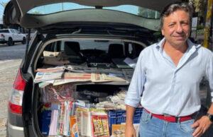 È la notte delle edicole: ma la sua è distrutta e lui vende i giornali in auto