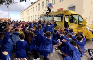 Lo scuolabus è un’opera d’arte, firmata da Manu Invisible