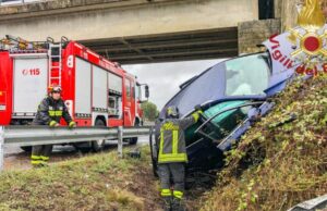 Esce di strada sulla 131 Dcn e finisce in cunetta, conducente illeso