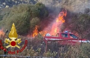 Olbia, brucia un terreno in località Pinnacula: fiamme vicino alle abitazioni