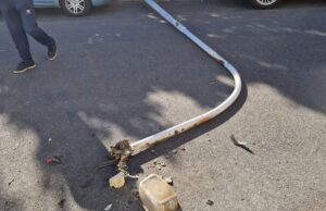 Tragedia sfiorata a San Gavino: lampione crolla in strada vicino a una scuola