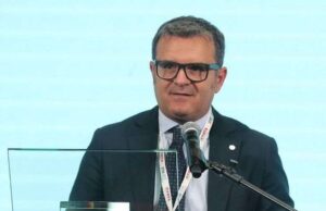 Professore aggredito, Centinaio: “Genitori così diffondono violenza”