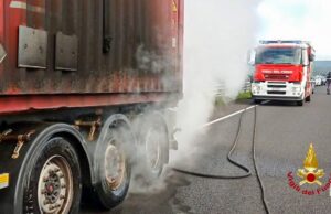 Paura sulla ss 131: rimorchio in fiamme mentre è in marcia