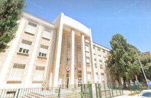 Abusa di una studentessa: sospeso docente del liceo Dettori