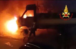 La Maddalena, fiamme nella notte: a fuoco un furgone