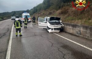 Asfalto bagnato, l’auto carambola e finisce contro un muro: ferita una donna