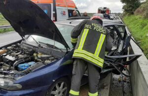Spaventoso incidente a Sindia, auto trafitta da guard rail