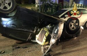 Sbatte contro auto in sosta e si ribalta: drammatico incidente a Nuoro