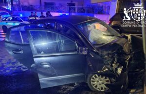 Cagliari, schianto contro un muro: auto distrutta, feriti tre giovani