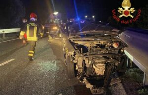 Drammatico tamponamento sulla ss 131 dcn: ventenne in gravissime condizioni