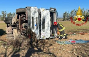 Mezzo pesante si ribalta e finisce fuori strada: ferito il conducente