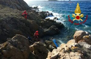 Tragedia a La Maddalena: si schianta sugli scogli, muore un velista