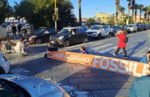 Gli attivisti di Ultima Generazione bloccano via Roma