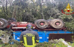 Camion ribaltato sulla statale 128, ferito il conducente