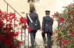 Botte e minacce alla compagna, 24enne ai domiciliari a Cagliari