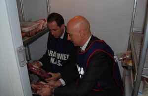 Blatte e mozziconi di sigaretta per terra, ristorante etnico chiuso dal Nas