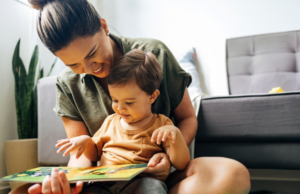 Il governo vuole cambiare il congedo parentale: che cos’è e come funziona